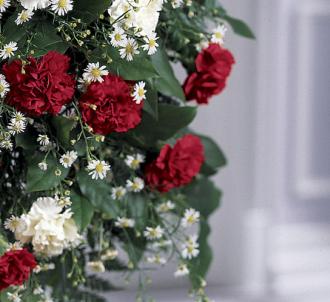 Coroa de Flores com Rosas e Cravos Brancos e Vermelhos