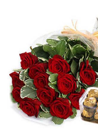 Bouquet de Flores de Rosas com Ferrero Rocher Kelly